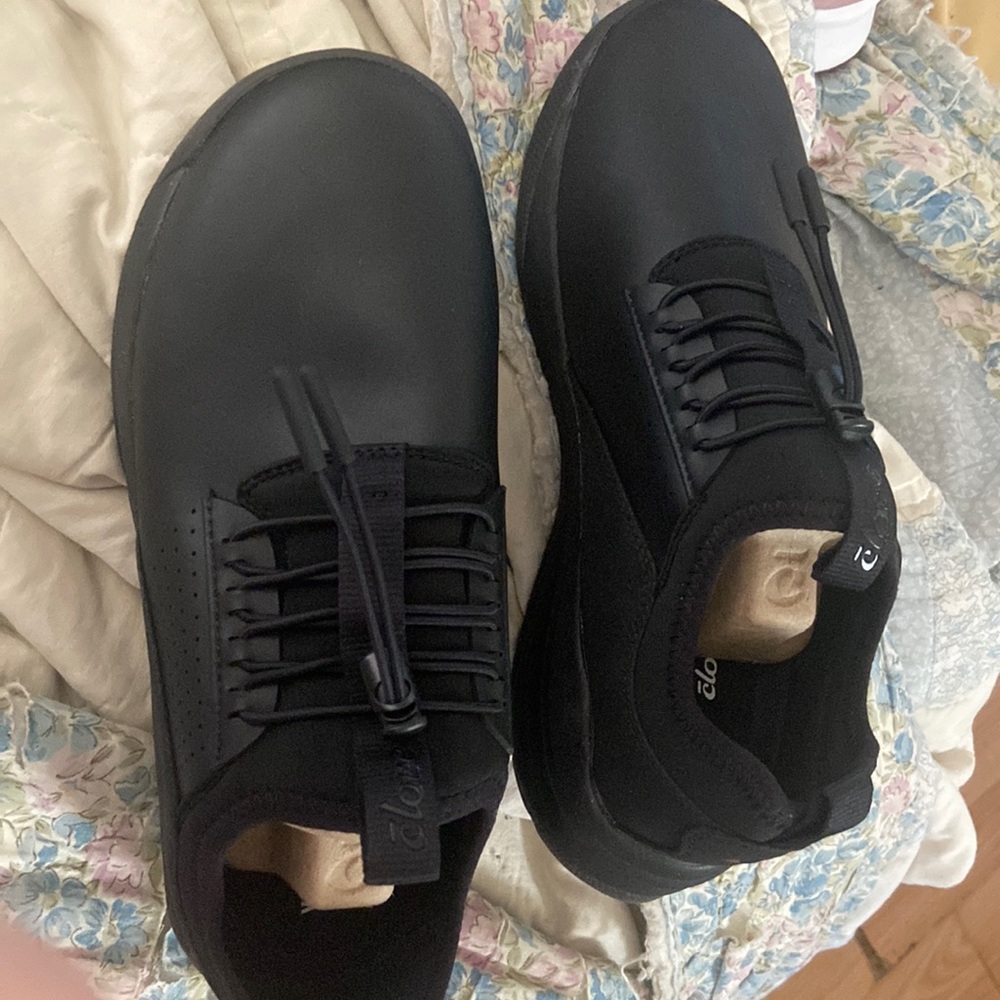 Cloves All Black Sneakers!